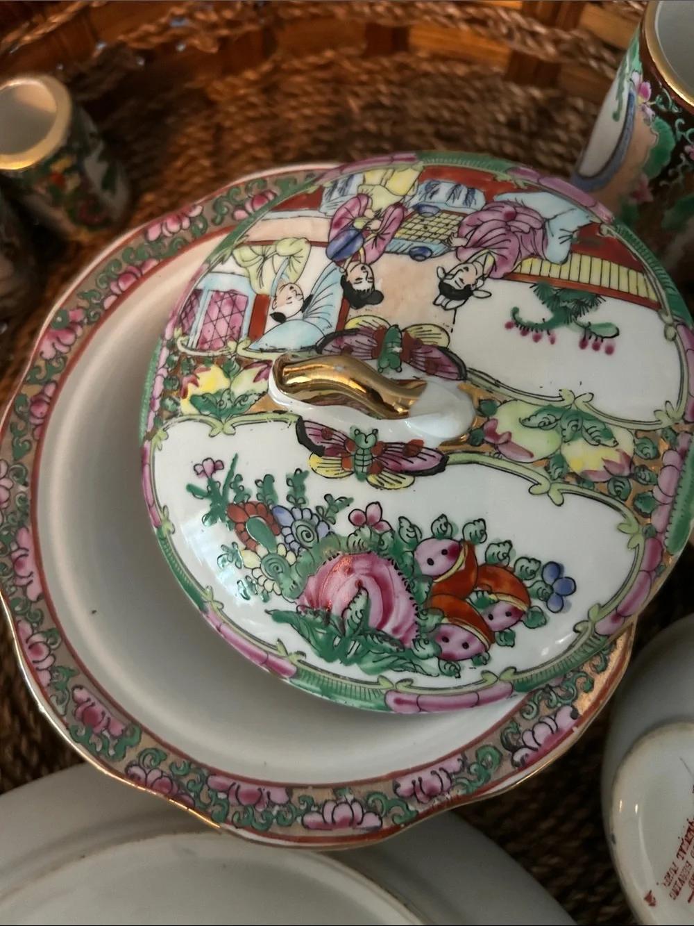 Famille Rose Medallion Chinese Porcelain Covered Dish 6” EUC